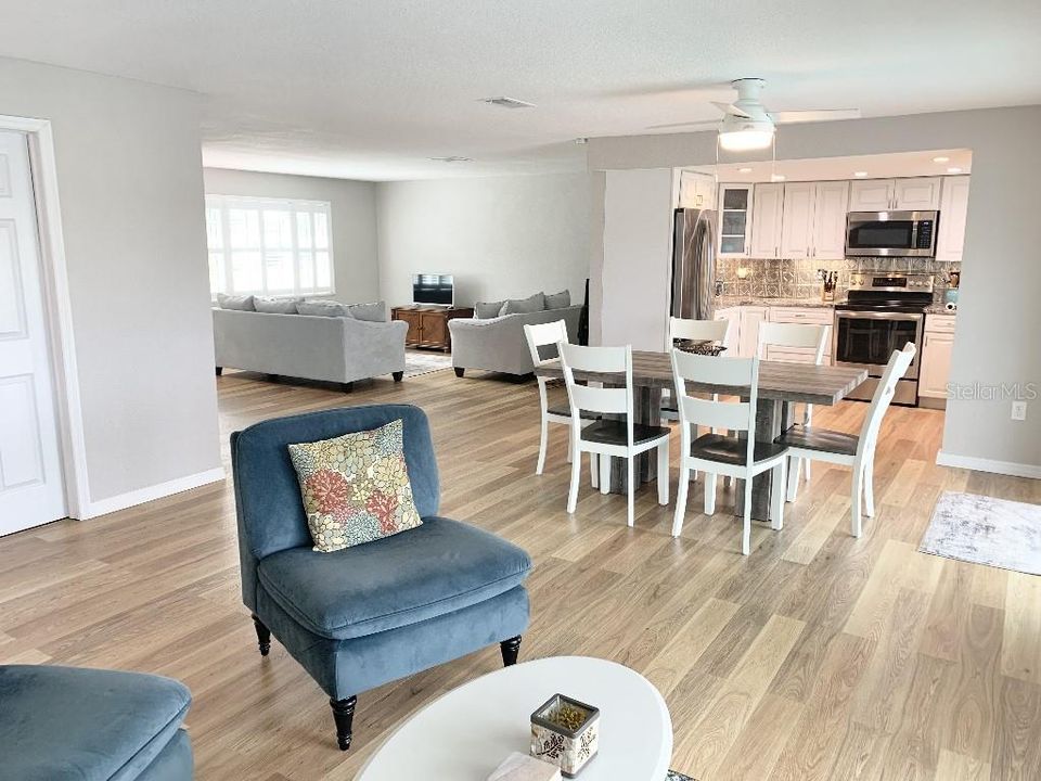 For Sale: $324,000 (2 beds, 2 baths, 1386 Square Feet)