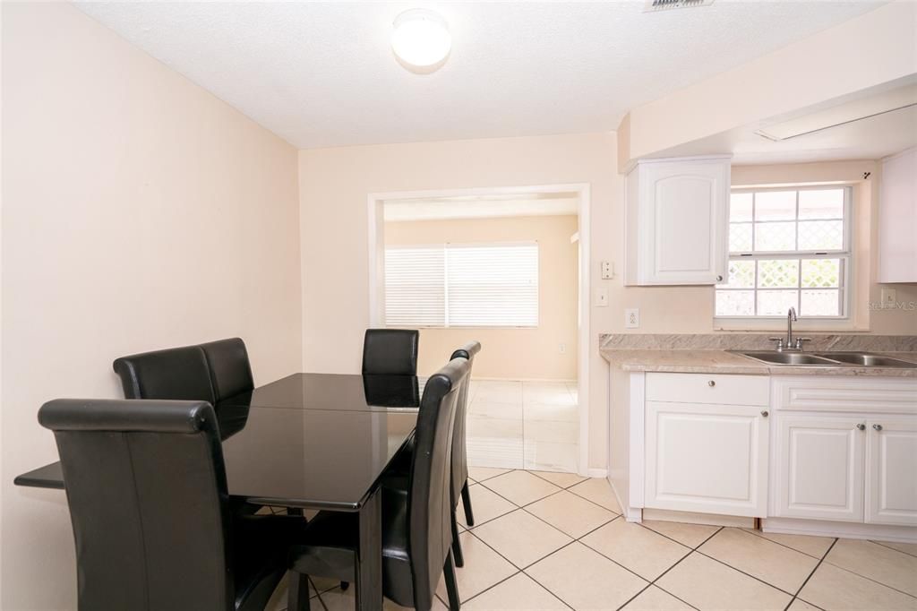 En Venta: $260,000 (3 camas, 2 baños, 1268 Pies cuadrados)