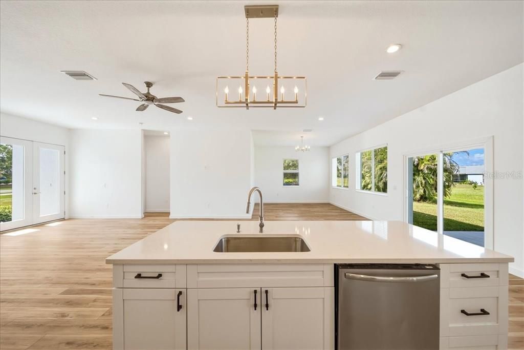 For Sale: $395,000 (3 beds, 3 baths, 2214 Square Feet)