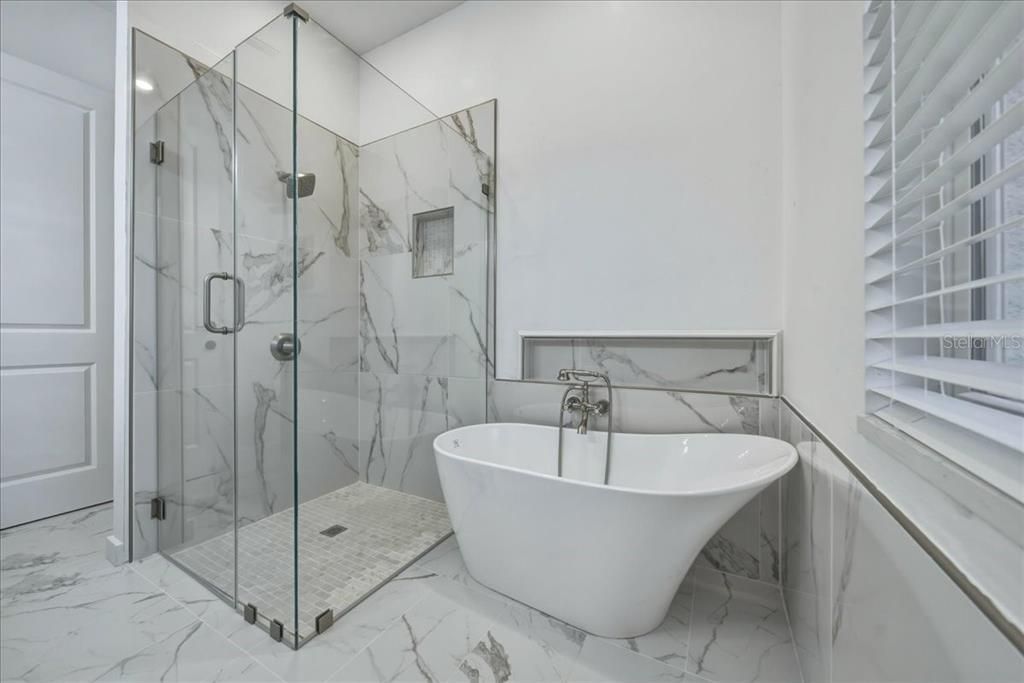 For Sale: $395,000 (3 beds, 3 baths, 2214 Square Feet)