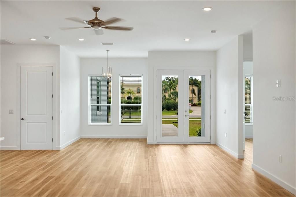 For Sale: $395,000 (3 beds, 3 baths, 2214 Square Feet)
