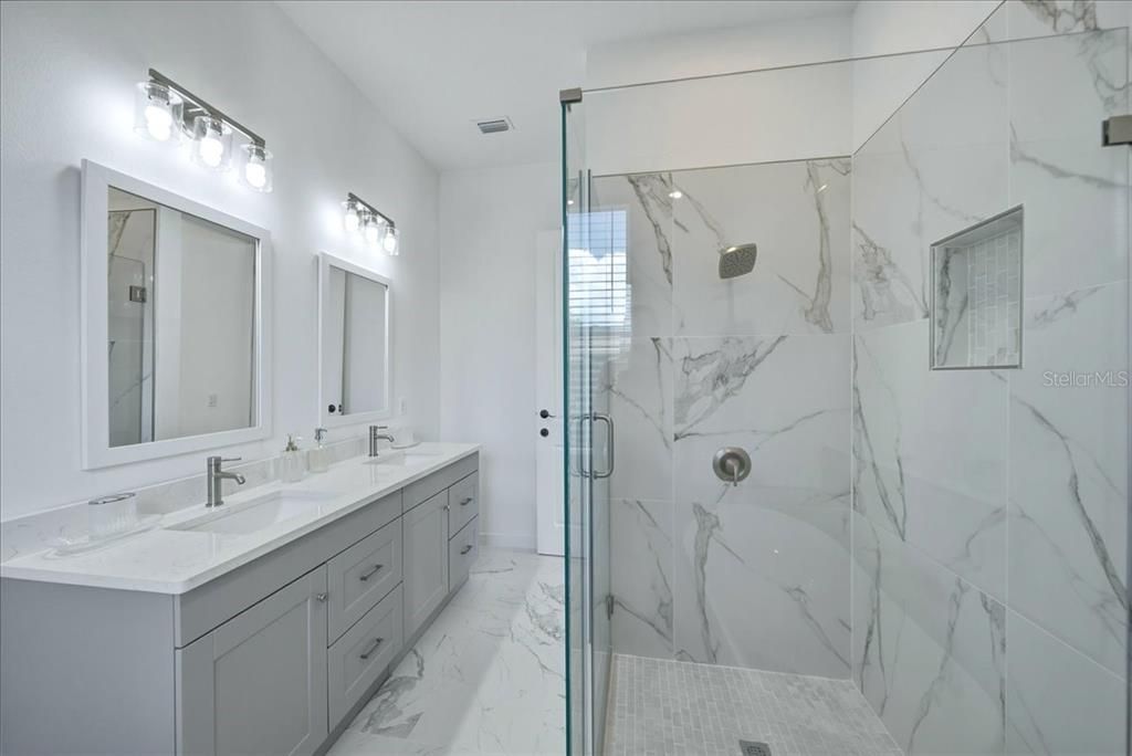 For Sale: $395,000 (3 beds, 3 baths, 2214 Square Feet)
