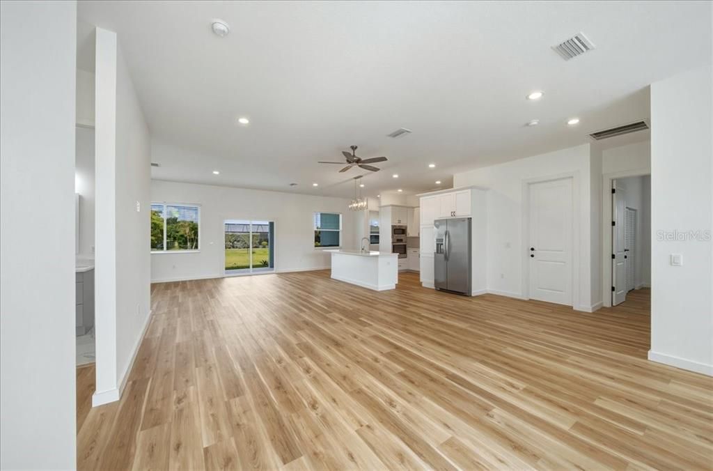 For Sale: $395,000 (3 beds, 3 baths, 2214 Square Feet)