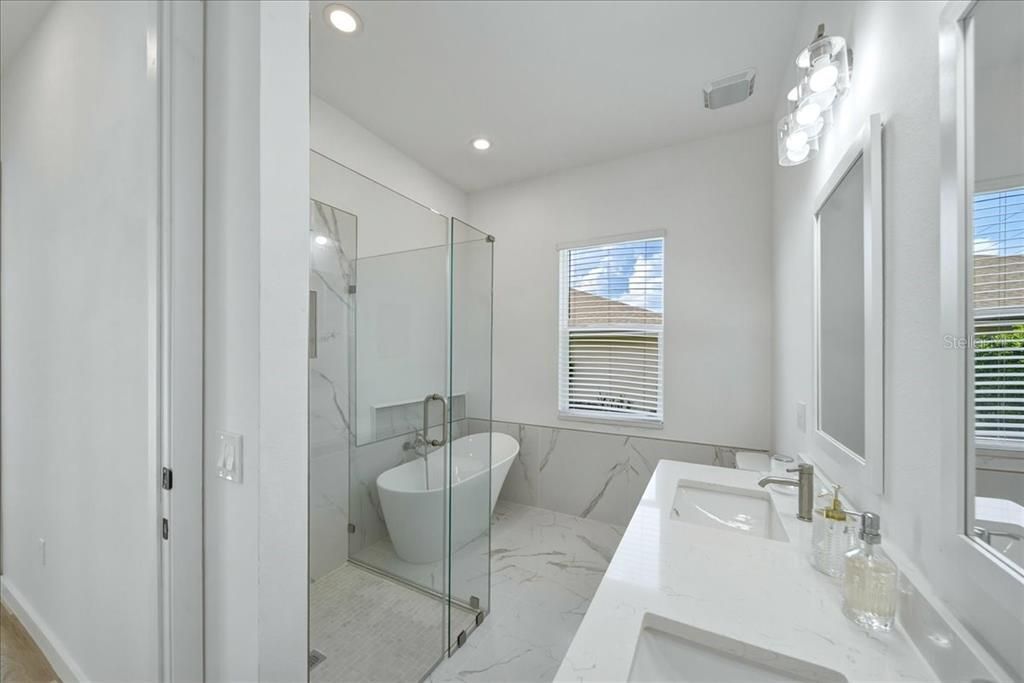 For Sale: $395,000 (3 beds, 3 baths, 2214 Square Feet)