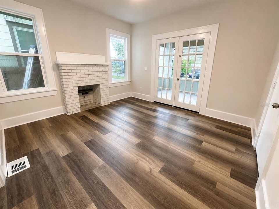For Rent: $2,300 (1 beds, 1 baths, 650 Square Feet)