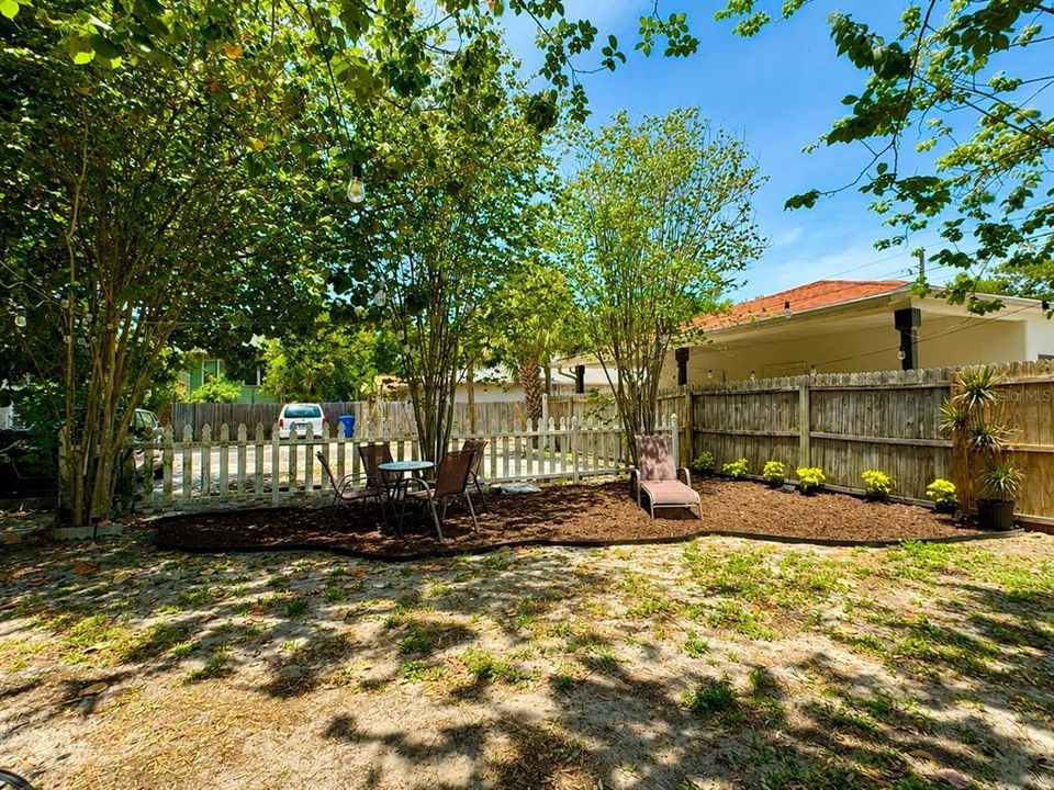 For Rent: $2,300 (1 beds, 1 baths, 650 Square Feet)