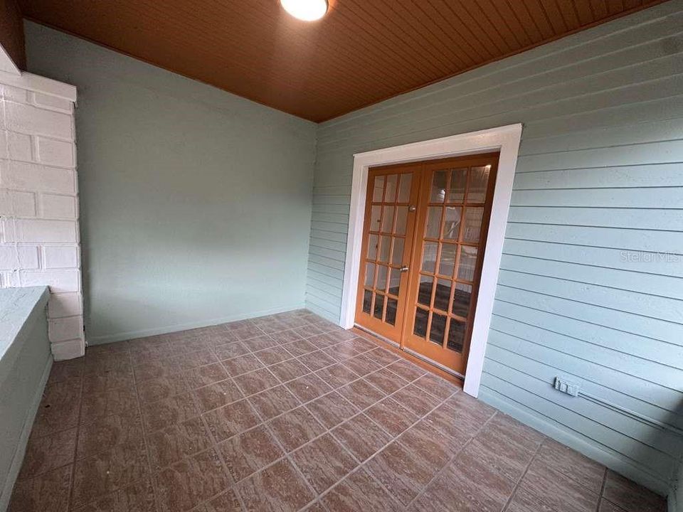 For Rent: $2,300 (1 beds, 1 baths, 650 Square Feet)