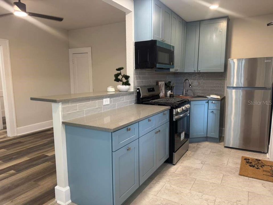 For Rent: $2,300 (1 beds, 1 baths, 650 Square Feet)
