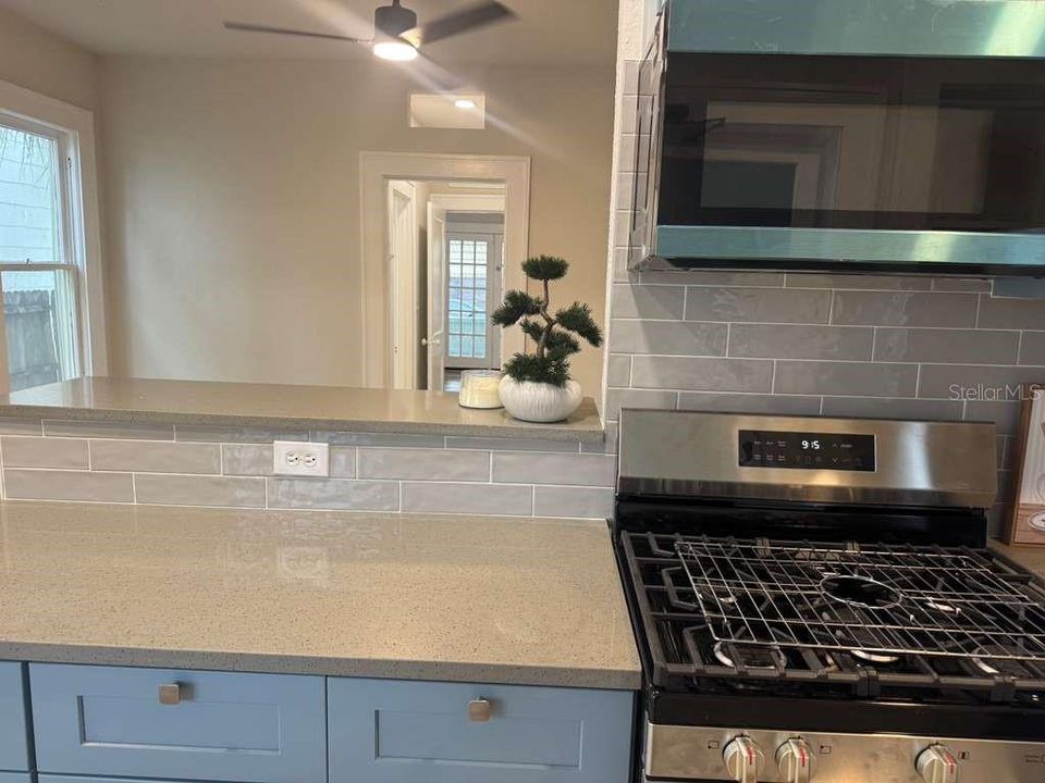 For Rent: $2,300 (1 beds, 1 baths, 650 Square Feet)