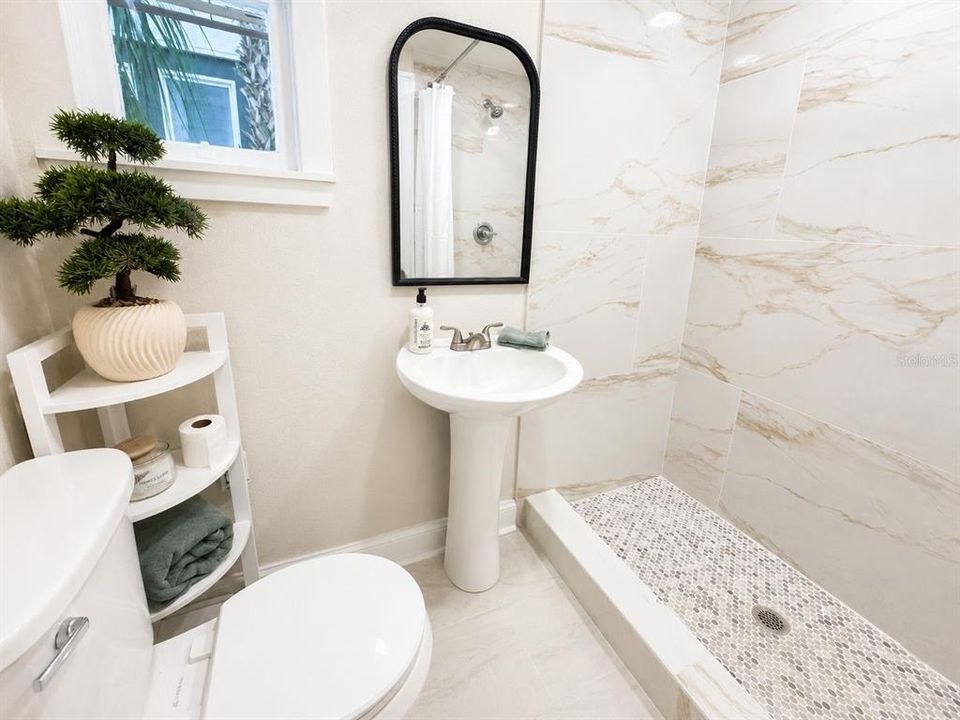 For Rent: $2,300 (1 beds, 1 baths, 650 Square Feet)