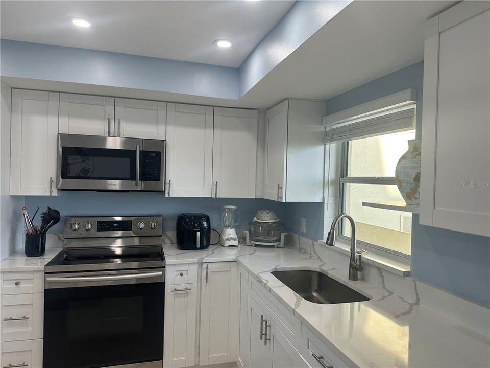 For Rent: $2,000 (1 beds, 1 baths, 815 Square Feet)