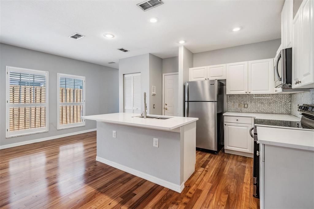 Active With Contract: $3,600 (2 beds, 2 baths, 1378 Square Feet)