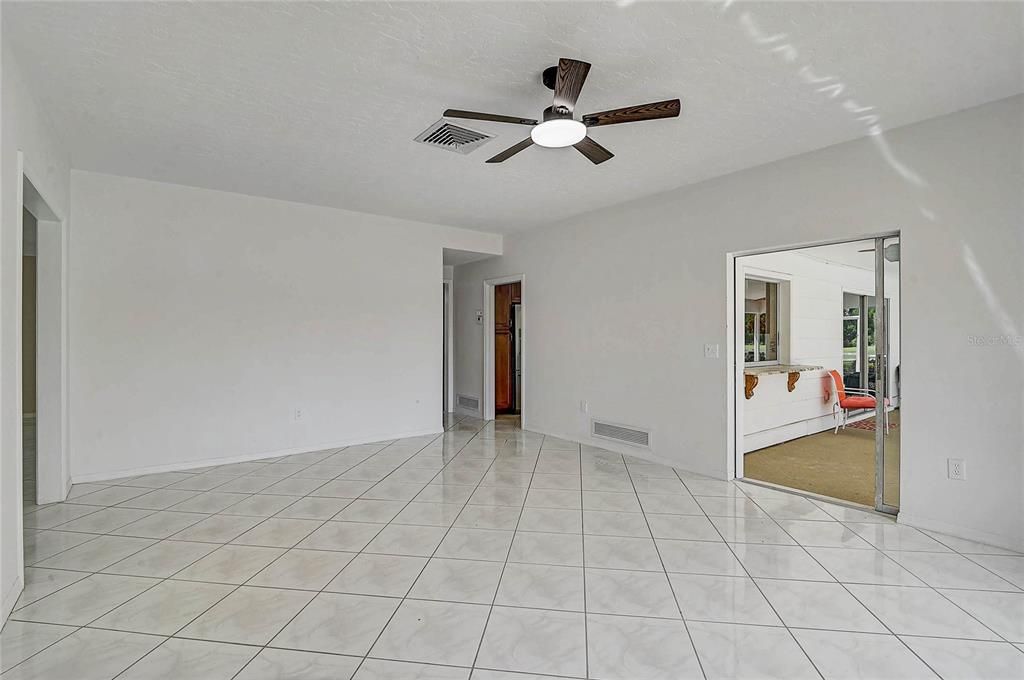 En Venta: $749,900 (5 camas, 3 baños, 3299 Pies cuadrados)