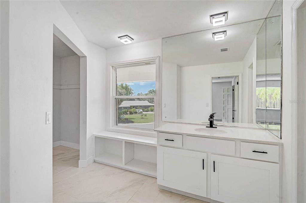 En Venta: $749,900 (5 camas, 3 baños, 3299 Pies cuadrados)