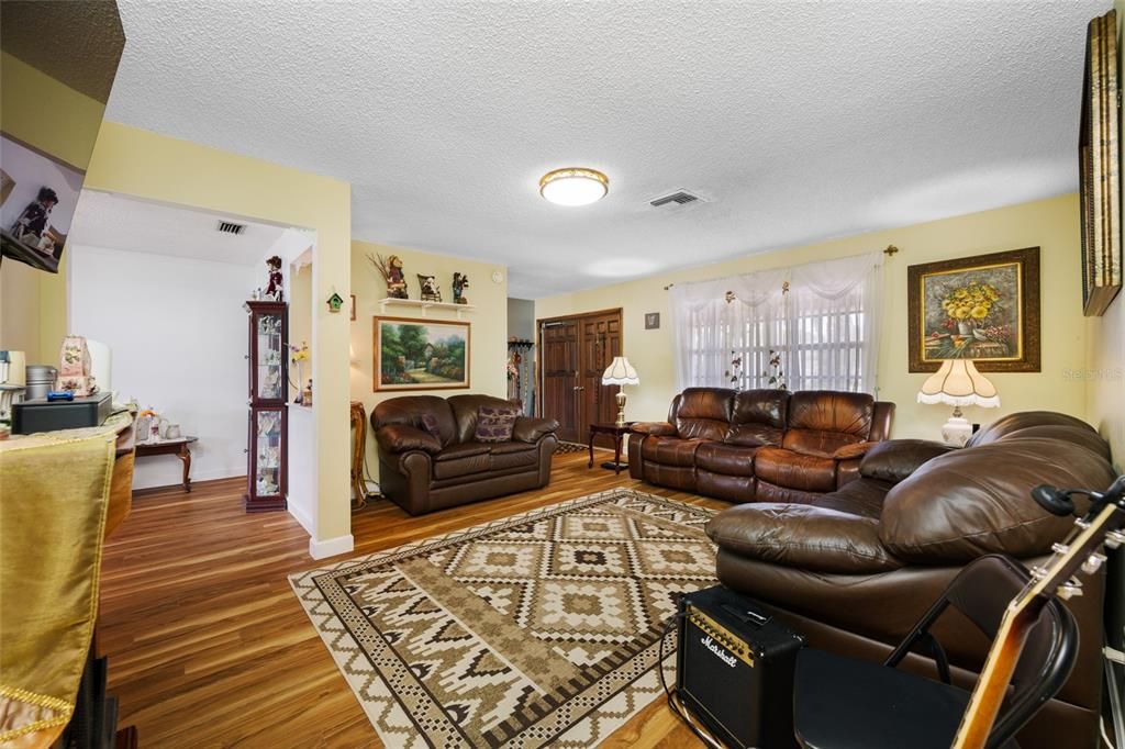 For Sale: $389,900 (3 beds, 2 baths, 1542 Square Feet)