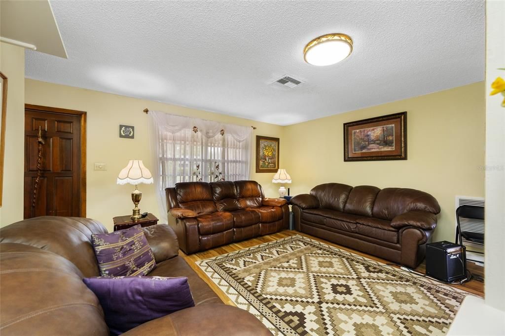 For Sale: $389,900 (3 beds, 2 baths, 1542 Square Feet)
