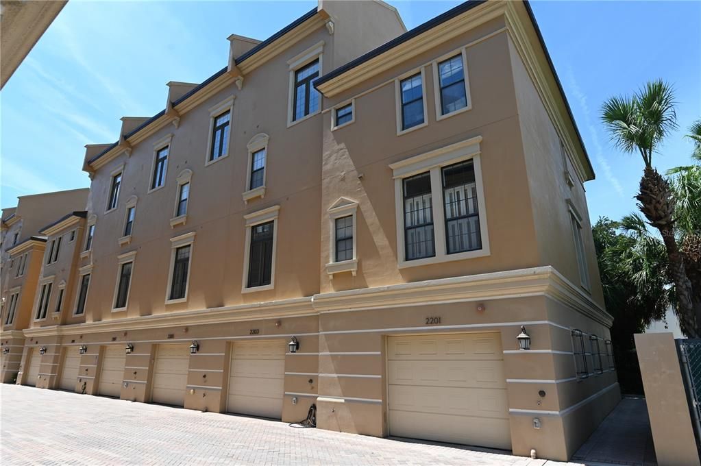 Active With Contract: $2,975 (2 beds, 2 baths, 1432 Square Feet)