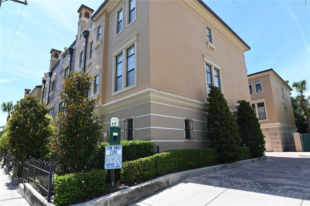 Active With Contract: $2,975 (2 beds, 2 baths, 1432 Square Feet)