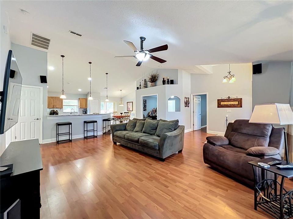 En Venta: $449,000 (3 camas, 2 baños, 1870 Pies cuadrados)