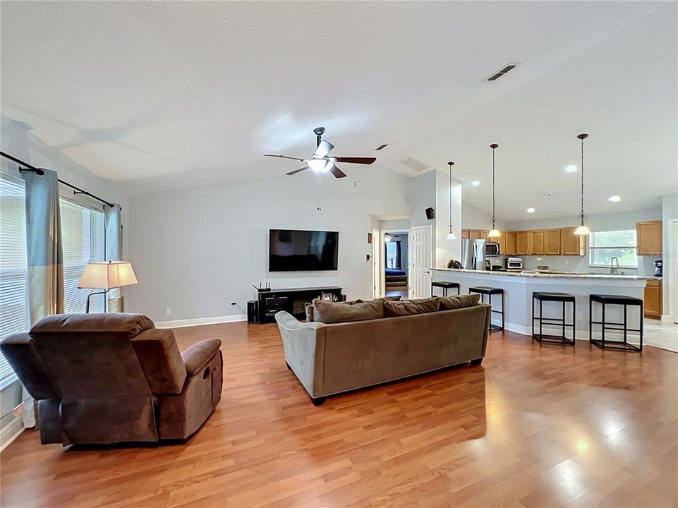 En Venta: $449,000 (3 camas, 2 baños, 1870 Pies cuadrados)