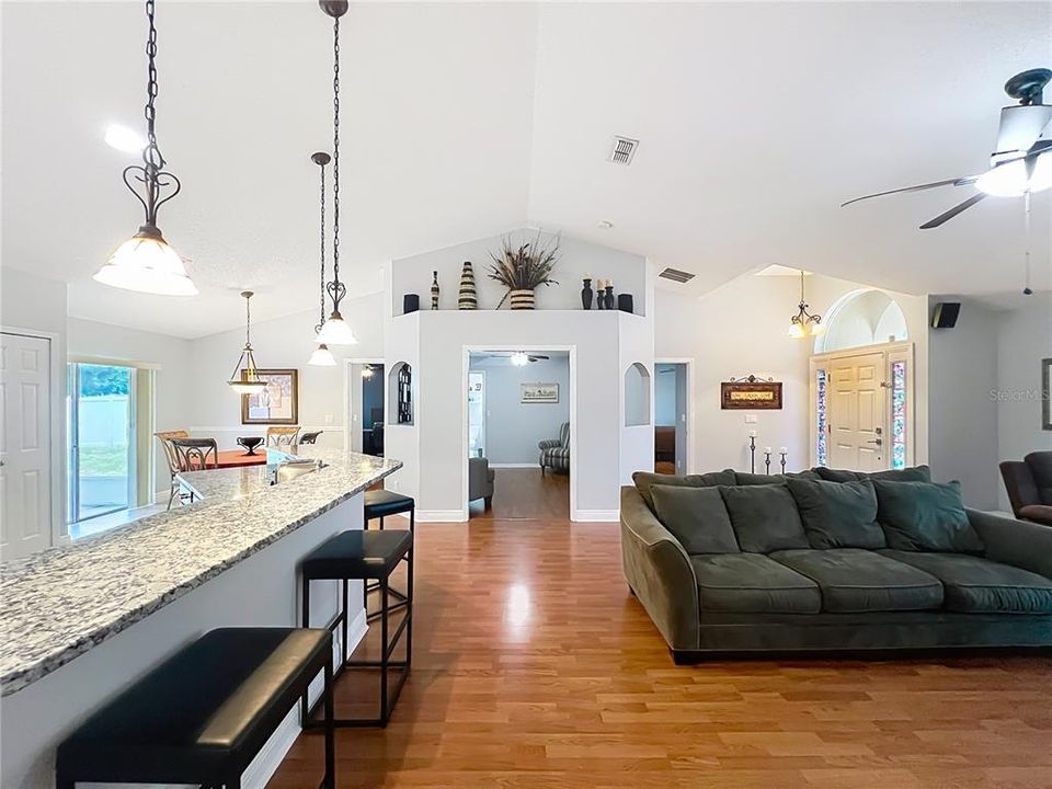 En Venta: $449,000 (3 camas, 2 baños, 1870 Pies cuadrados)
