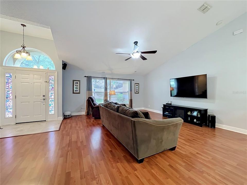 En Venta: $449,000 (3 camas, 2 baños, 1870 Pies cuadrados)