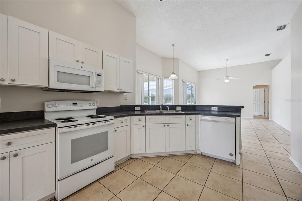 На продажу: $299,900 (4 спален, 3 ванн, 2182 Квадратных фут)
