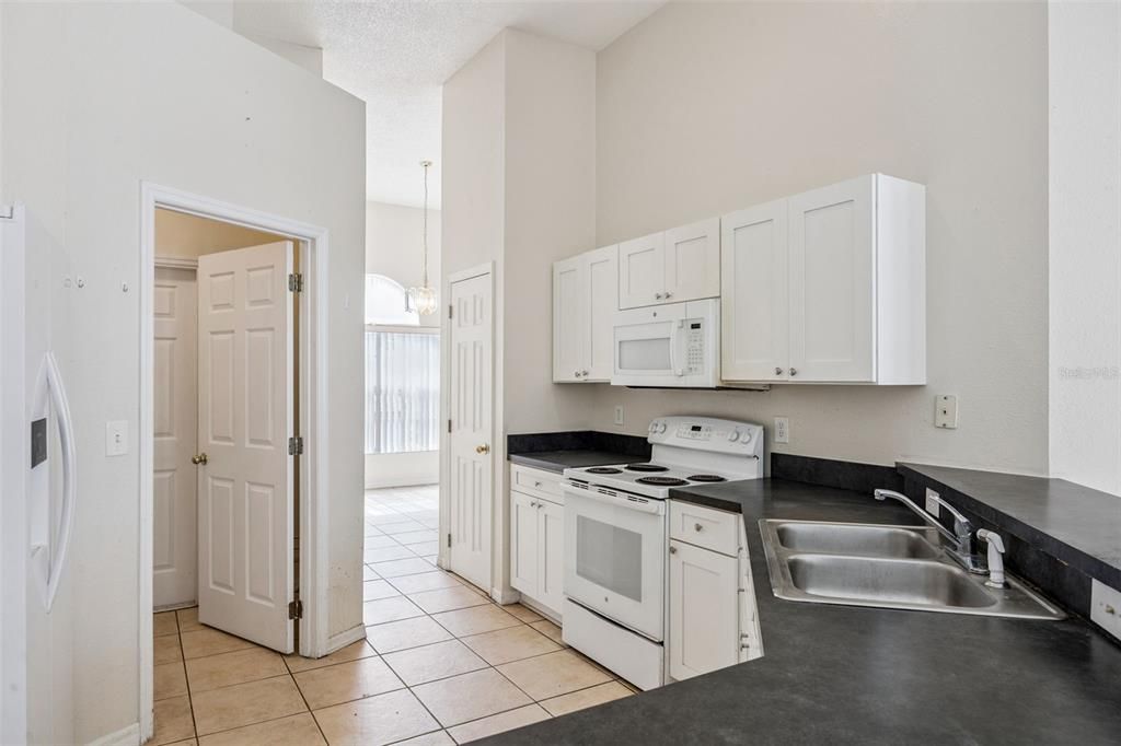 На продажу: $299,900 (4 спален, 3 ванн, 2182 Квадратных фут)