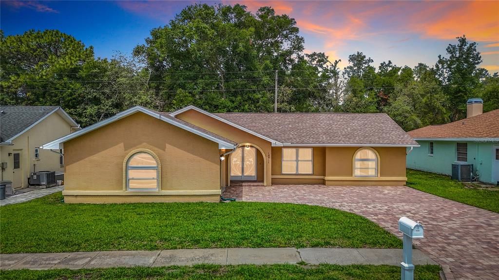 Active With Contract: $328,900 (3 beds, 2 baths, 1622 Square Feet)