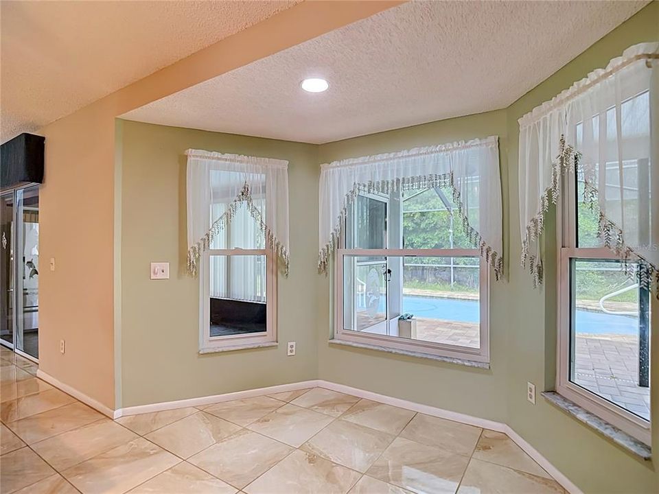 Active With Contract: $328,900 (3 beds, 2 baths, 1622 Square Feet)