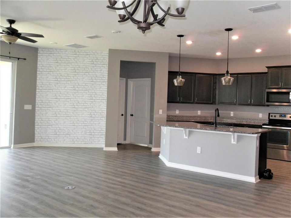 For Rent: $2,300 (3 beds, 2 baths, 2014 Square Feet)
