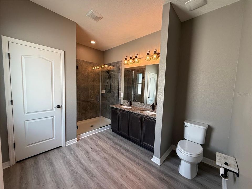 For Rent: $2,300 (3 beds, 2 baths, 2014 Square Feet)