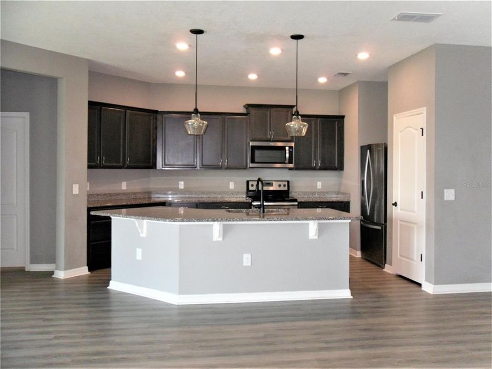 For Rent: $2,300 (3 beds, 2 baths, 2014 Square Feet)