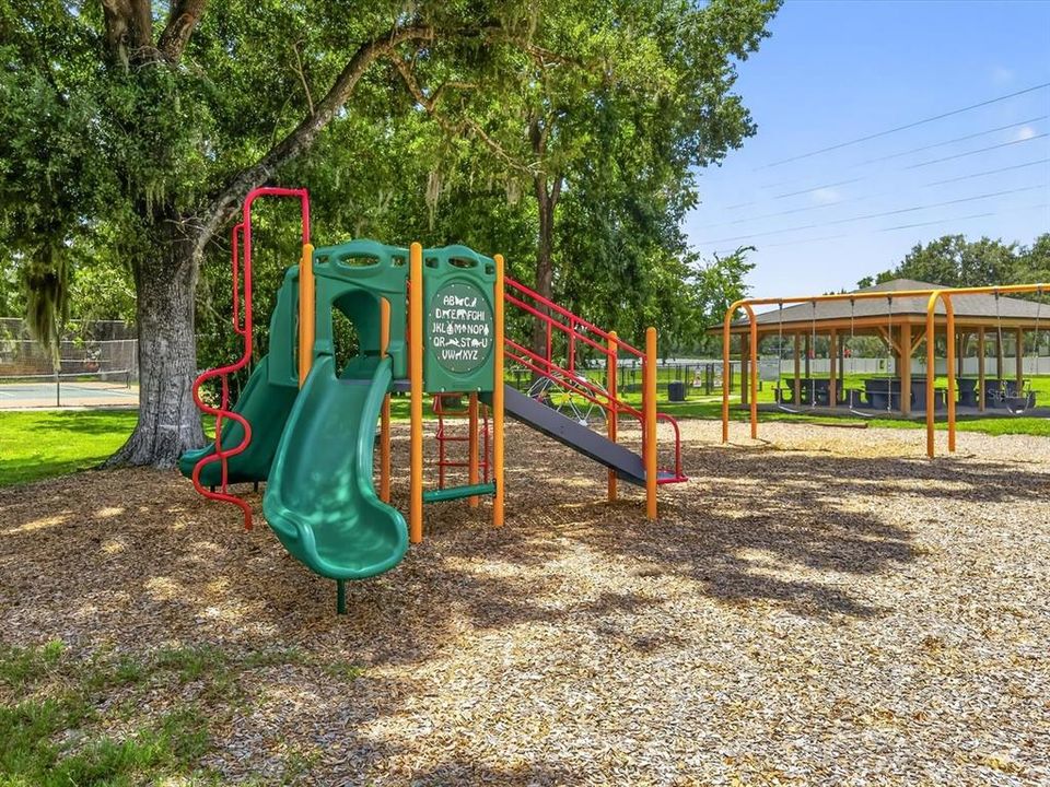 На продажу: $264,900 (2 спален, 2 ванн, 1168 Квадратных фут)