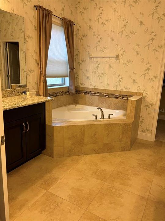 For Sale: $800,000 (4 beds, 3 baths, 3675 Square Feet)