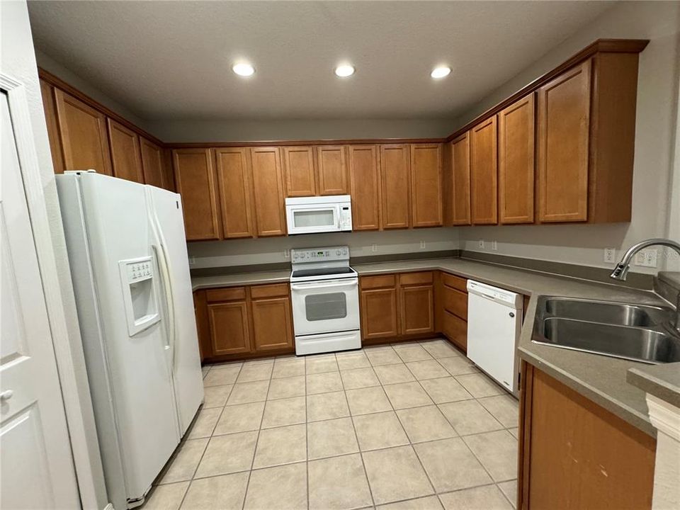 For Rent: $2,850 (4 beds, 2 baths, 1936 Square Feet)