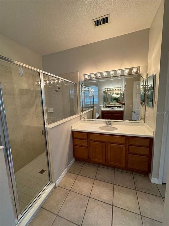 For Rent: $2,850 (4 beds, 2 baths, 1936 Square Feet)