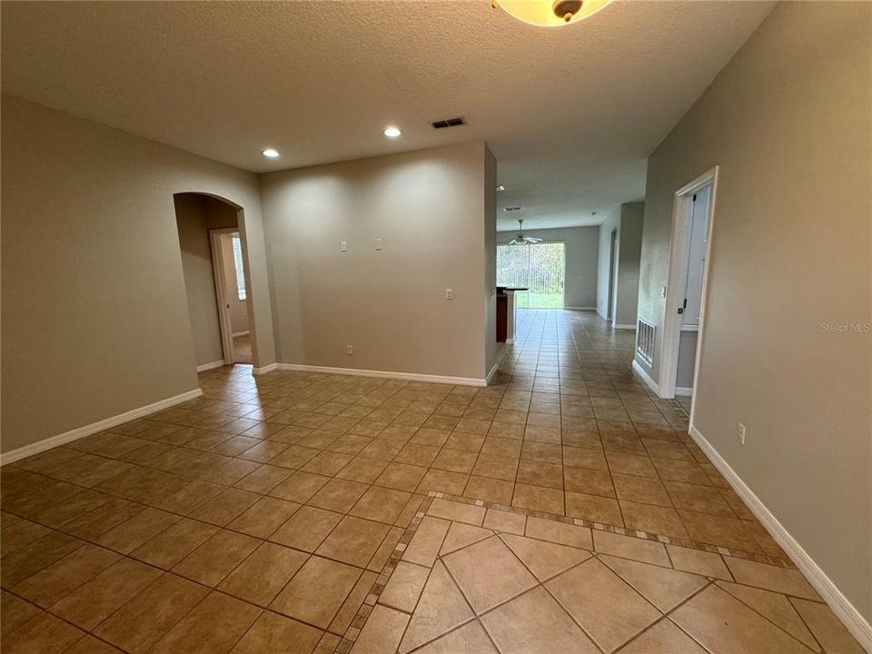 For Rent: $2,850 (4 beds, 2 baths, 1936 Square Feet)