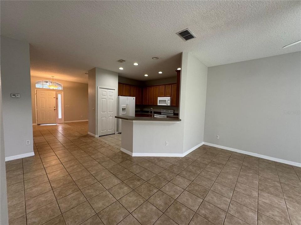 For Rent: $2,850 (4 beds, 2 baths, 1936 Square Feet)