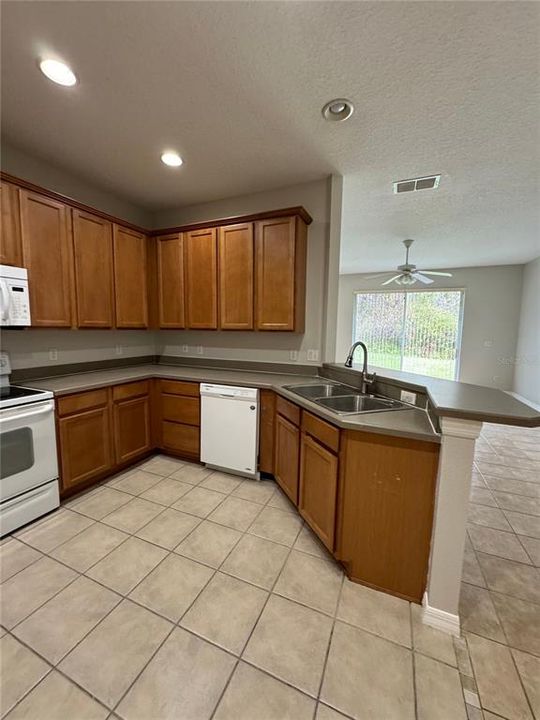 For Rent: $2,850 (4 beds, 2 baths, 1936 Square Feet)