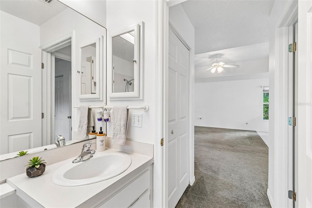 For Sale: $350,000 (2 beds, 2 baths, 1260 Square Feet)
