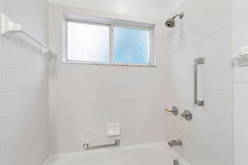 For Sale: $350,000 (2 beds, 2 baths, 1260 Square Feet)