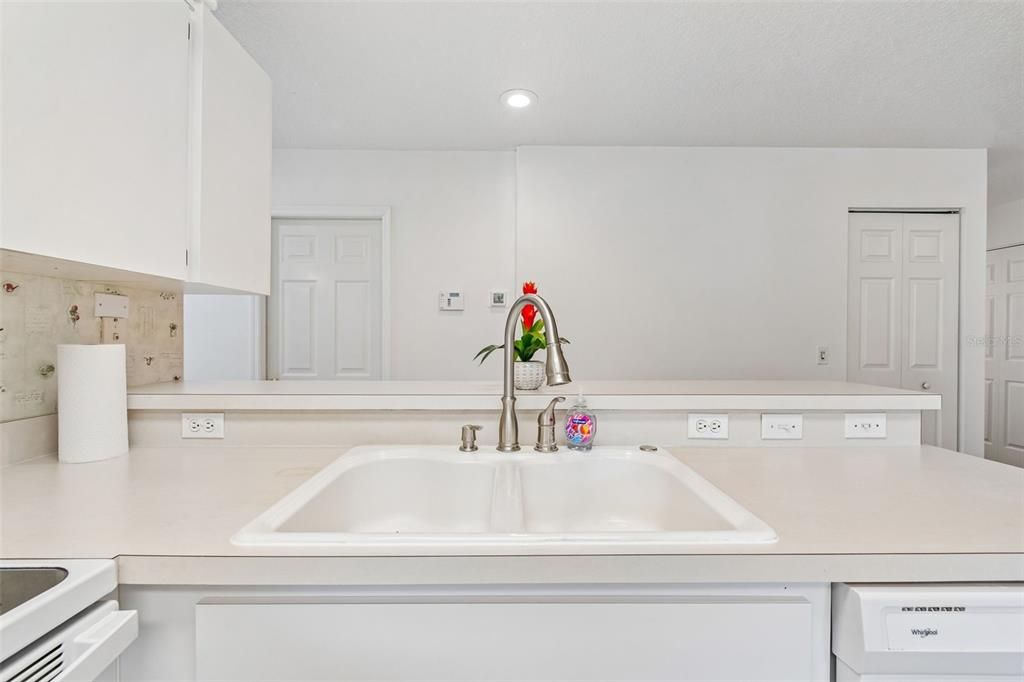 For Sale: $350,000 (2 beds, 2 baths, 1260 Square Feet)