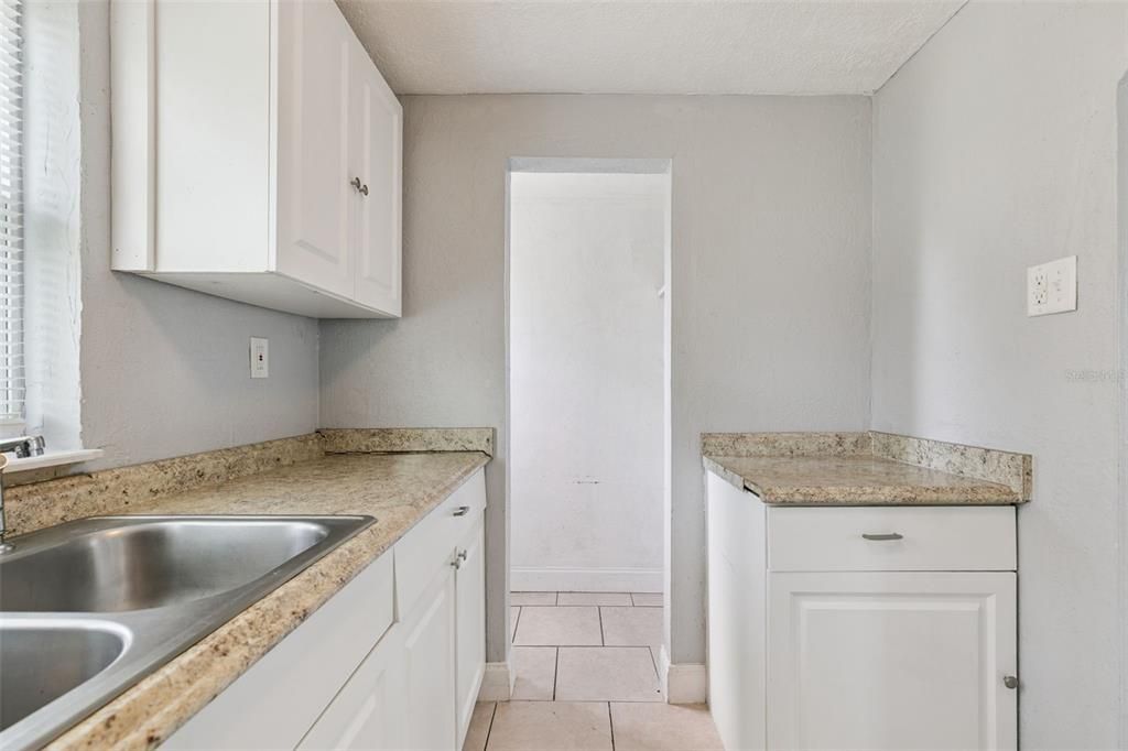 For Rent: $775 (1 beds, 1 baths, 400 Square Feet)