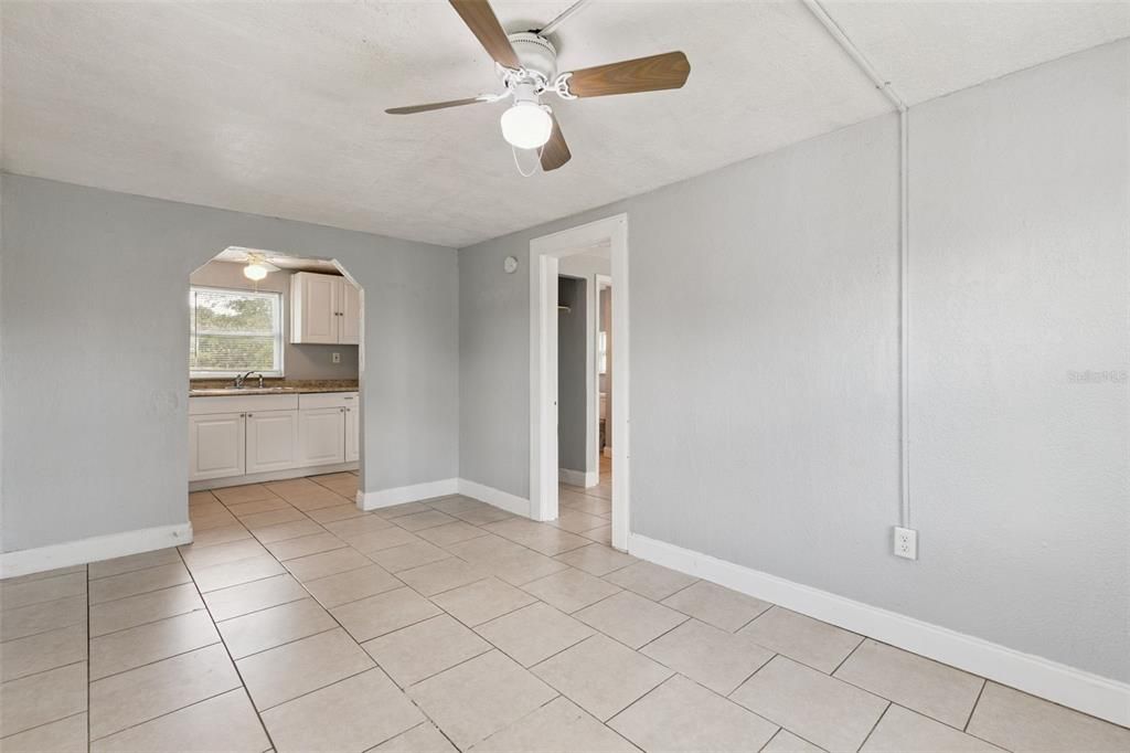 For Rent: $775 (1 beds, 1 baths, 400 Square Feet)