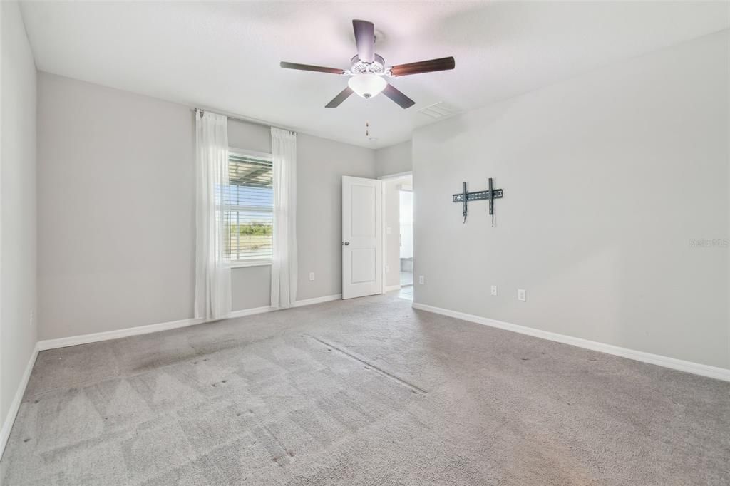 For Sale: $379,900 (5 beds, 2 baths, 2415 Square Feet)