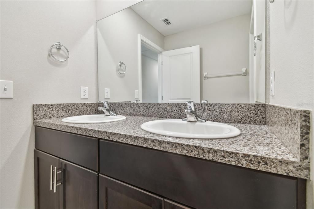 For Sale: $379,900 (5 beds, 2 baths, 2415 Square Feet)