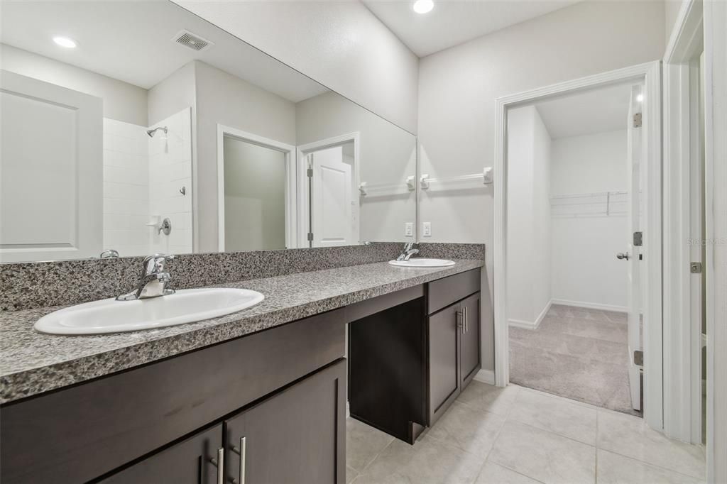 For Sale: $379,900 (5 beds, 2 baths, 2415 Square Feet)