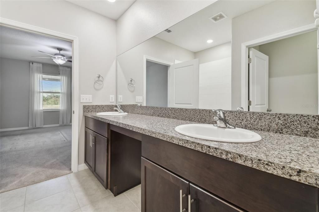 For Sale: $379,900 (5 beds, 2 baths, 2415 Square Feet)
