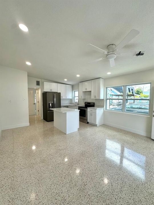 For Rent: $2,100 (1 beds, 1 baths, 585 Square Feet)